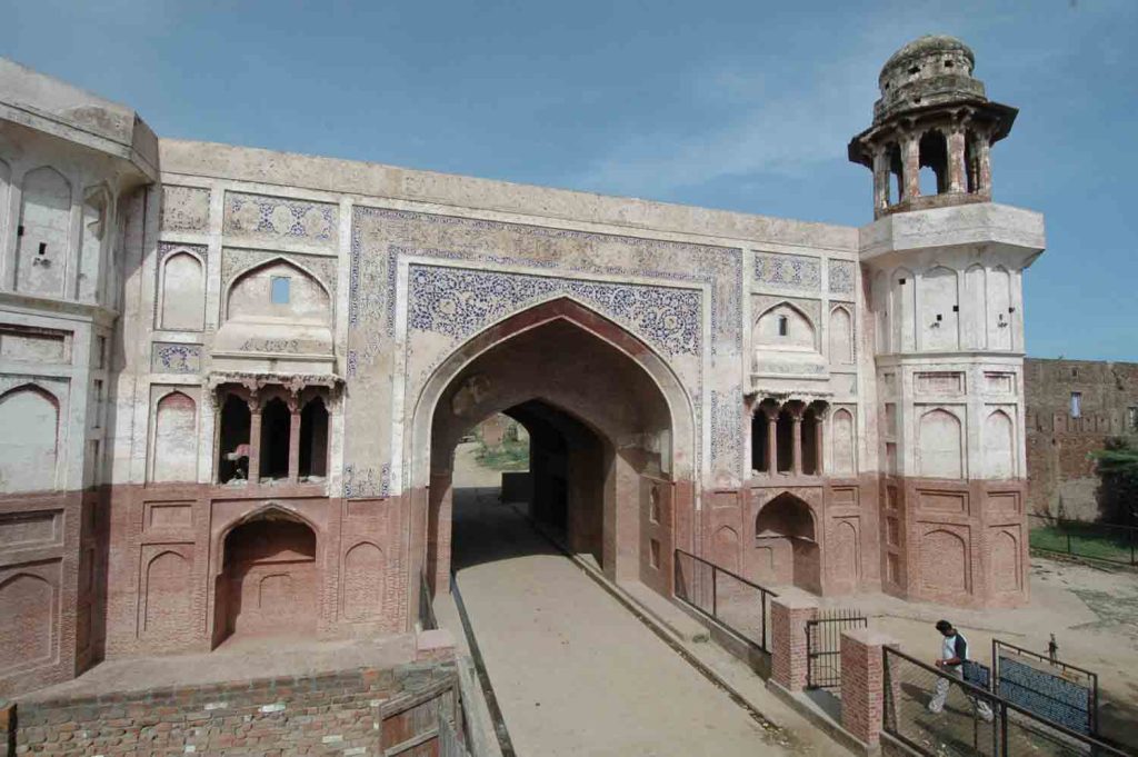 Delhi gate of Sarai Amanat Khan complex (facing east-west) 


Amanat Khan, Tarn Taran, Punjab, India


1640-41 CE, Brick, tiles, mortar,
Center for Art and Archaeology, Accession No.: D10271