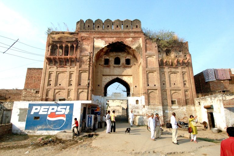 Southern Gateway of Taraori Sarai, Taravadi, Karnal, Haryana, India. 1658-1707 C.E.
AMERICAN INSTITUTE OF INDIAN STUDIES/CENTER FOR SOUTH ASIAN ART & ARCHAEOLOGY. D8581