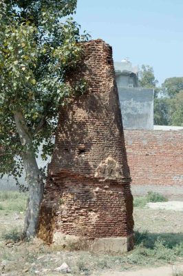 Ruins of Kos Minar, now used as bus station, Karputhala, Sultanpur Lodi, Punjab, India
1628-1660 CE, Structural; Brick, Mortar
Center for Art and Archaeology, Accession No.: D9382