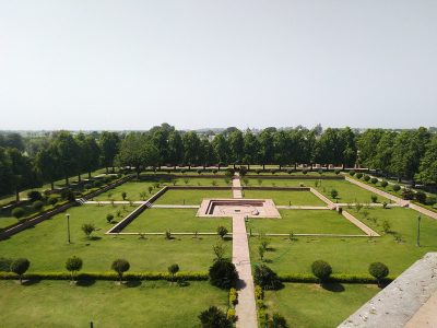 Charbagh Style Garden at Sheik Chilli’s Tomb Complex, Thanesar, Kurukshetra, Haryana India, 1650 CE, Wikimedia Commons, https://commons.m.wikimedia.org/wiki/File:
Mughal_garden_view_from_terrace.jpg