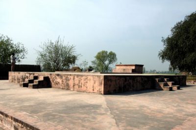 Remains of Takht-e-Akbari, Kalanaur, Gurdaspur, Punjab, India, 16th century CE, Wikimedia Commons, https://commons.wikimedia.org/wiki/File:
Takht-e-Akbari,_Kalanaur,_Gurdaspur_(Punjab).jpg