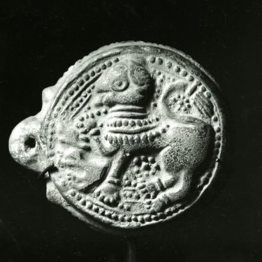Side A. Auspicious Emblem with Leogryph, India, 1st century BCE, Terracotta, D. 9.8 cm., Metropolitan Museum of Art, #1987.142.368.